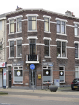 908789 Gezicht op het winkelhoekpand Amsterdamsestraatweg 290 te Utrecht, met rechts de Narcisstraat.N.B. bouwjaar: ...
